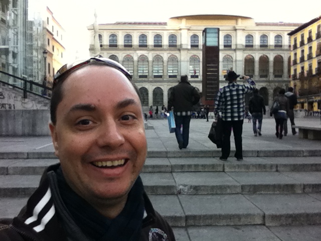 Eu na Praça em frente ao Museu Nacional Centro de Arte Reina Sofía, Madri, Espanha
