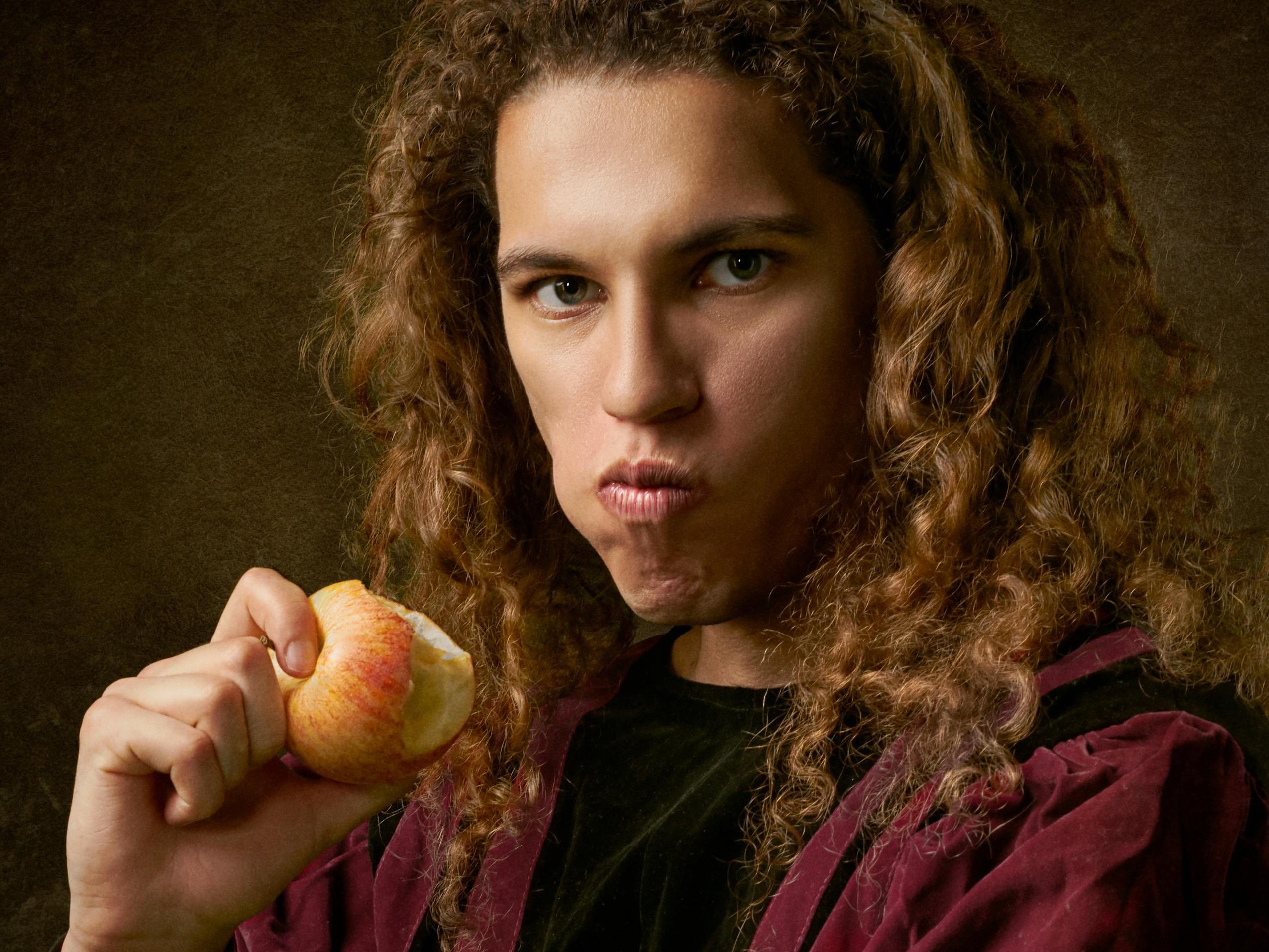 Mulher mordendo uma maçã.